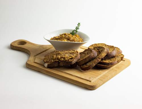 Paté de Alheira Reserva de Caça Angelina e repolgas (pleurothus) sobre tosta de Pão Centeio